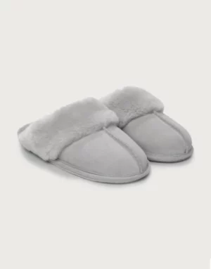 النعال من جلد الغزال الرمادي